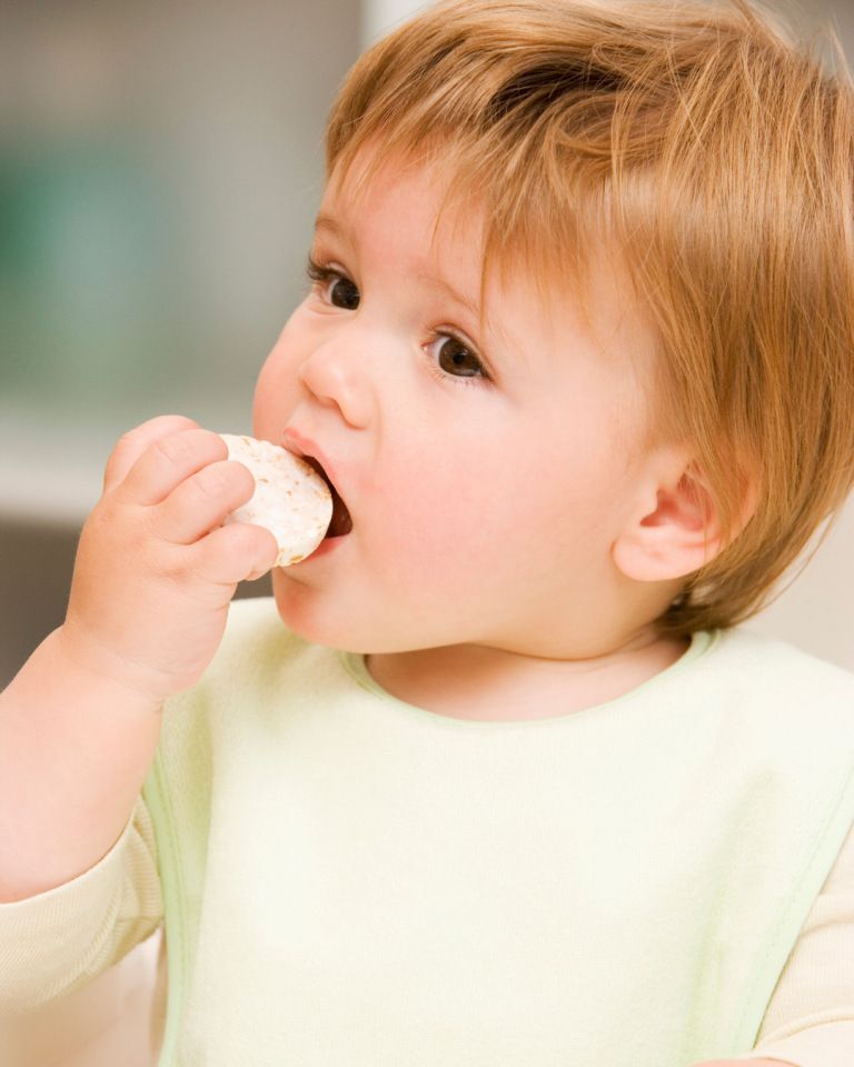 Constipation post-introduction des aliments solides chez les bébés : Quand s’inquiéter et comment agir