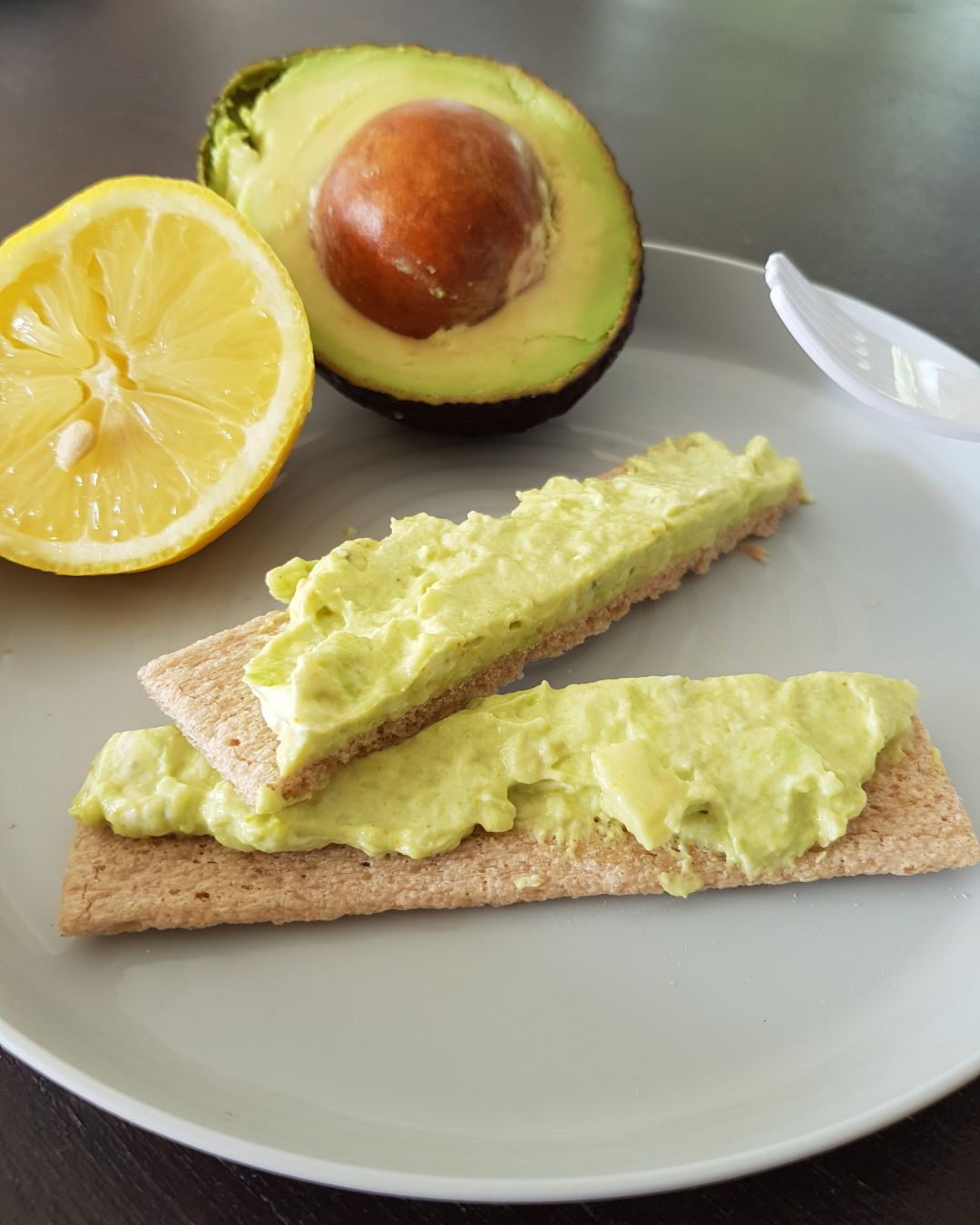 Toast à la mousse d'avocat (pain des fleurs à la châtaigne + avocat)