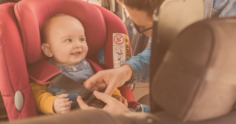 Vacances avec bébé : mes 5 conseils essentiels pour des repas sans stress (et en toute sécurité)